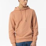  Le sweat à capuche orange pour homme de TIFFOSI est bien plus qu'un simple vêtement. Il incarne le mariage parfait entre confort et style. Fabriqué à partir de 100% de coton, il offre une douceur incomparable et une sensation de chaleur idéale pour les journées fraîches.
