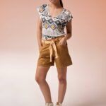 Tee-shirt blanc col V pour femme, motif bohème, composition 20% viscose, 80% polyester.